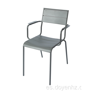 Sillón de listones de metal para exteriores con reposabrazos